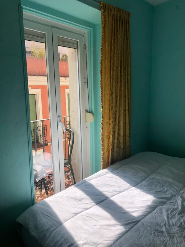 Single bedroom in a 4-bedroom flat in Malasaña