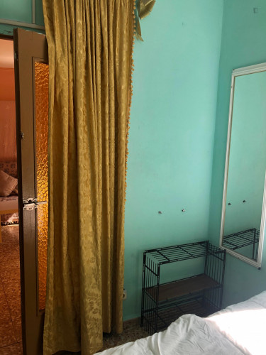 Single bedroom in a 4-bedroom flat in Malasaña