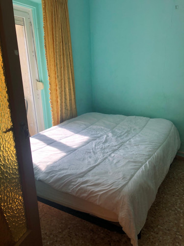Single bedroom in a 4-bedroom flat in Malasaña