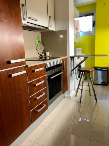Single bedroom, with private bathroom, in 2-bedroom apartment