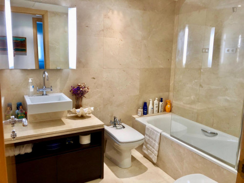 Single bedroom, with private bathroom, in 2-bedroom apartment - Gallery - 6
