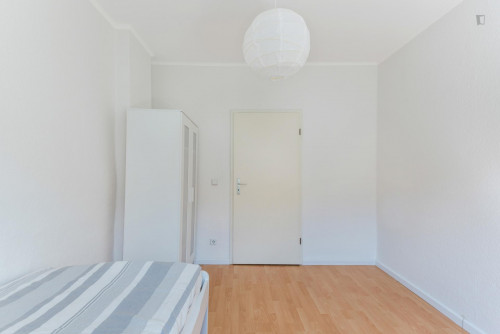 Single bedroom in 5-bedroom apartment