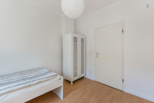 Single bedroom in 5-bedroom apartment