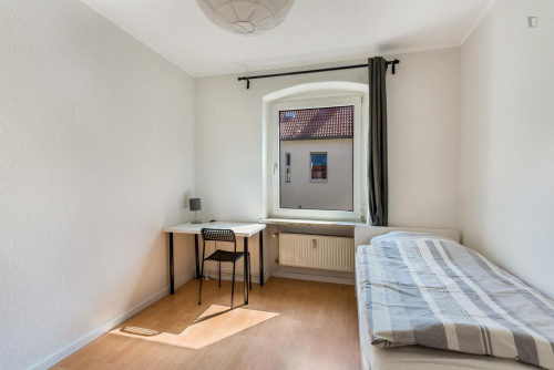 Single bedroom in 5-bedroom apartment