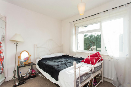 Double Bedroom Placed Near Clayhall Park - 1