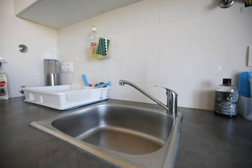 Single in multiple beds bedroom in 3-bedroom apartment