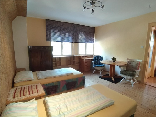 Twin bedroom in a 3-bedroom house, in Lichtenberg - Gallery - 12