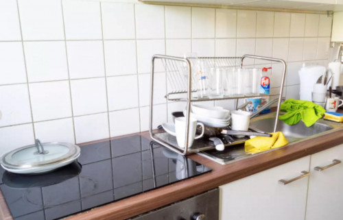 Comfy single bedroom in a 4-bedroom apartment near U Grenzallee (Berlin) transport station