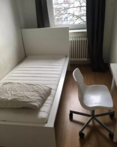 Comfy single bedroom in a 4-bedroom apartment near U Grenzallee (Berlin) transport station