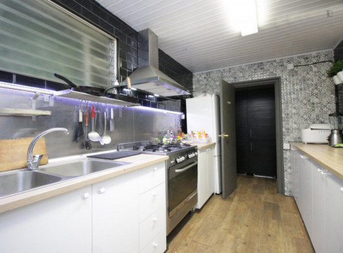 RH3-R15 Double bedroom, with balcony, in 14-bedroom apartment - Gallery - 9