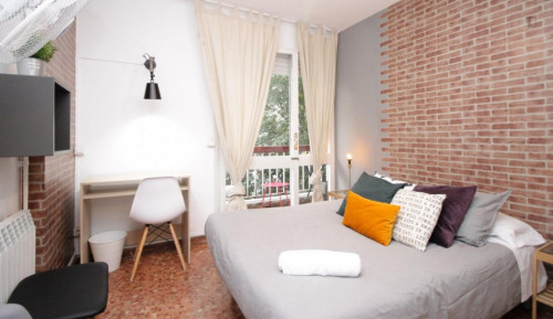 RH3-R15 Double Bedroom, With Balcony, In 18-Bedroom Flat - 1