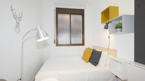 RH20-R3 Cozy and bright interior room with double bed in Gracia