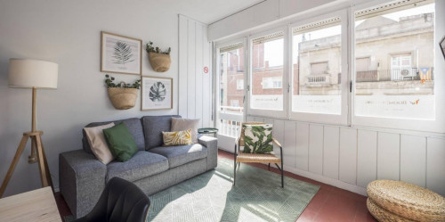 RH20-R3 Cozy and bright interior room with double bed in Gracia