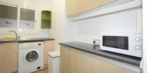 RH20-R3 Cozy and bright interior room with double bed in Gracia - Gallery - 8