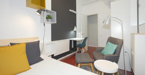 RH20-R3 Cozy and bright interior room with double bed in Gracia