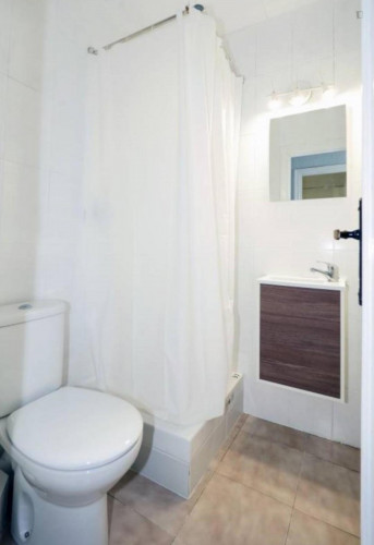 RH20-R3 Cozy and bright interior room with double bed in Gracia - Gallery - 10