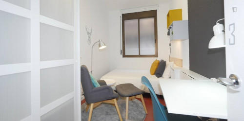 RH20-R3 Cozy And Bright Interior Room With Double Bed In Gracia - 2