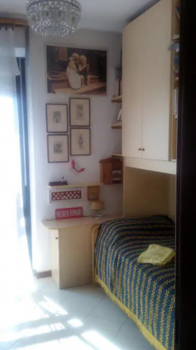 Bed in a twin bedroom close to Policlinico San Donato