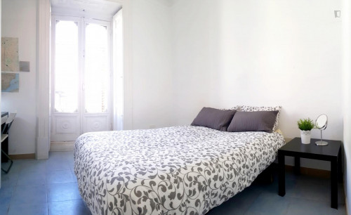 Double bedroom in a cool 7-bedroom flat, in busy Sol neighbourhood