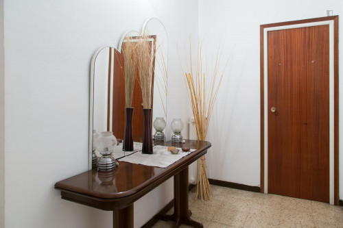 Comfy single bedroom close to Urgell metro station