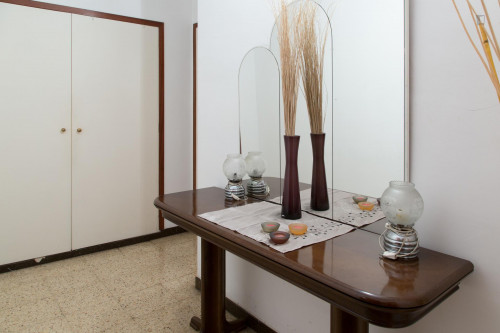 Comfy single bedroom close to Urgell metro station