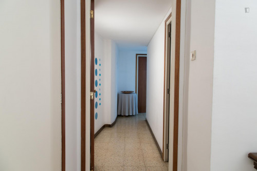 Comfy single bedroom close to Urgell metro station