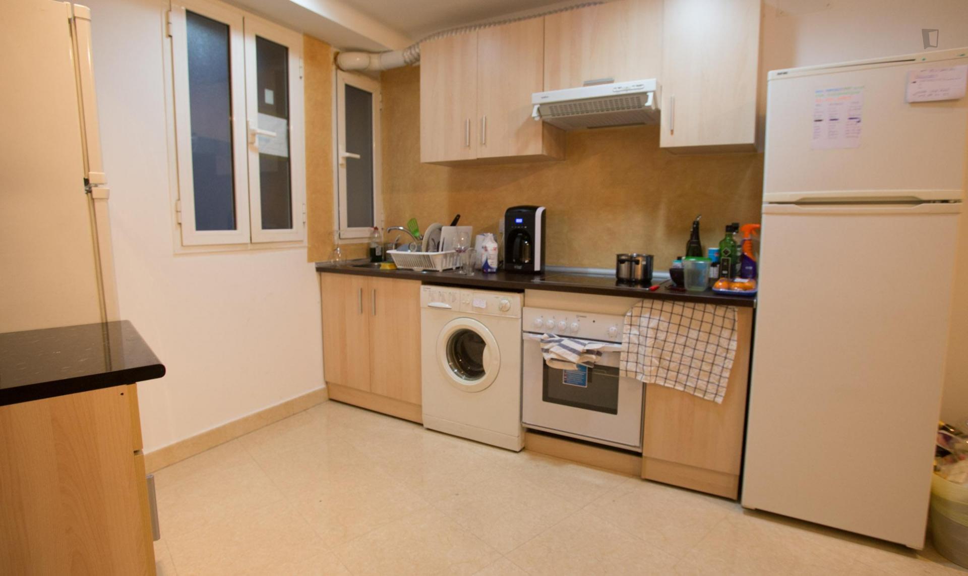 Double ensuite bedroom in 11-room apartment in the centre of Madrid