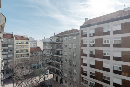 Neat double bedroom minutes away from Anjos metro station - Gallery - 18