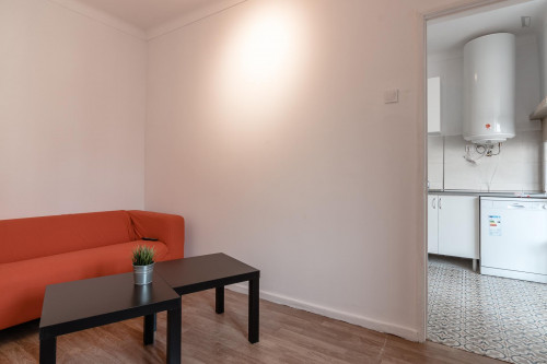 Neat double bedroom minutes away from Anjos metro station - Gallery - 16