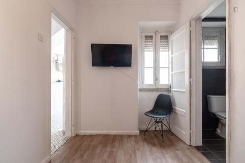 Neat double bedroom minutes away from Anjos metro station - Gallery - 15