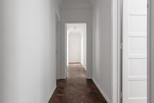 Neat double bedroom minutes away from Anjos metro station  - Gallery -  5