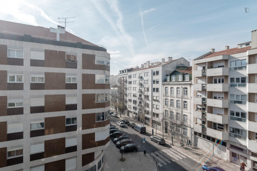 Neat double bedroom minutes away from Anjos metro station - Gallery - 19