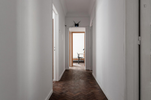 Neat double bedroom minutes away from Anjos metro station  - Gallery -  4