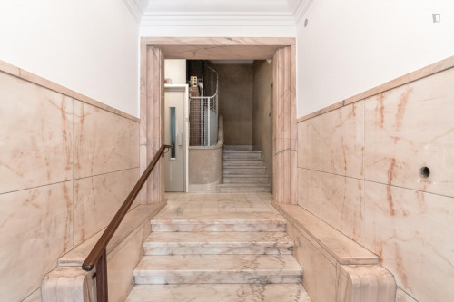 Neat double bedroom minutes away from Anjos metro station - Gallery - 6