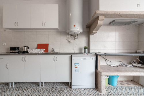 Neat double bedroom minutes away from Anjos metro station - Gallery - 12