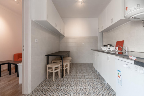 Neat double bedroom minutes away from Anjos metro station - Gallery - 11