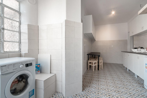 Neat double bedroom minutes away from Anjos metro station - Gallery - 9