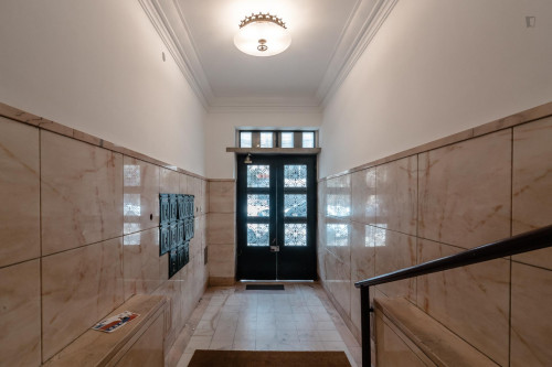 Neat double bedroom minutes away from Anjos metro station  - Gallery -  3