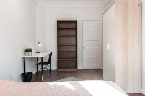 Neat double bedroom minutes away from Anjos metro station - Gallery - 22