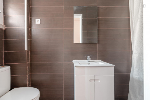Neat double bedroom minutes away from Anjos metro station - Gallery - 7