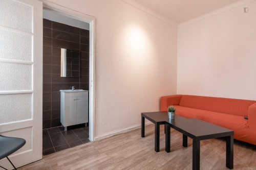 Neat double bedroom minutes away from Anjos metro station - Gallery - 17