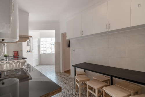Neat double bedroom minutes away from Anjos metro station - Gallery - 10