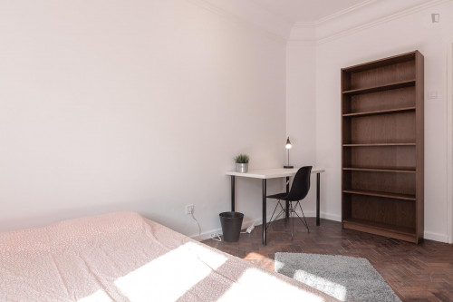 Neat double bedroom minutes away from Anjos metro station - Gallery - 21