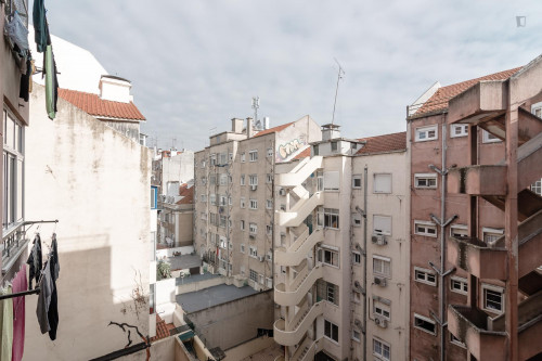 Neat double bedroom minutes away from Anjos metro station - Gallery - 14