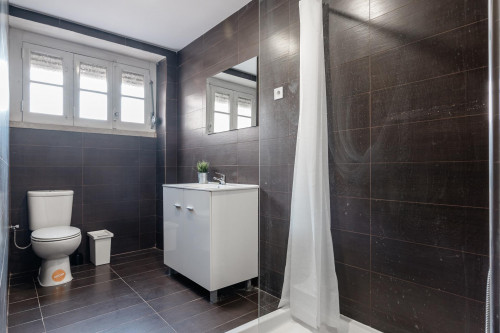 Neat double bedroom minutes away from Anjos metro station - Gallery - 8