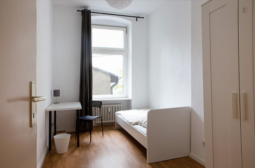 Pleasant single bedroom near the Schlesisches Tor metro