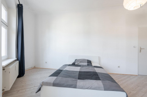 Large single bedroom in Oberschoeneweide
