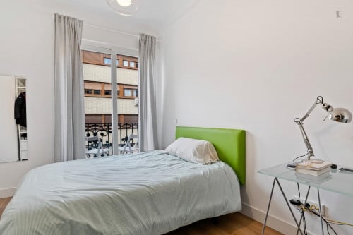 AWESOME Move-In Ready Room Near Universities, Spacious, ALL BILLS INCLUDED - Gallery - 12