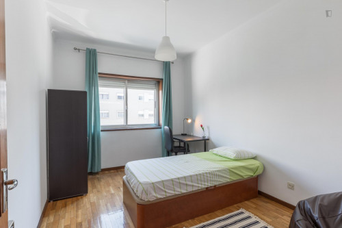 Bright single bedroom in a 3-bedroom apartment, close to the Salgueiros metro station