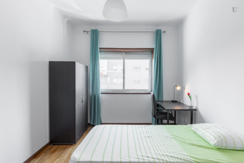 Bright single bedroom in a 3-bedroom apartment, close to the Salgueiros metro station